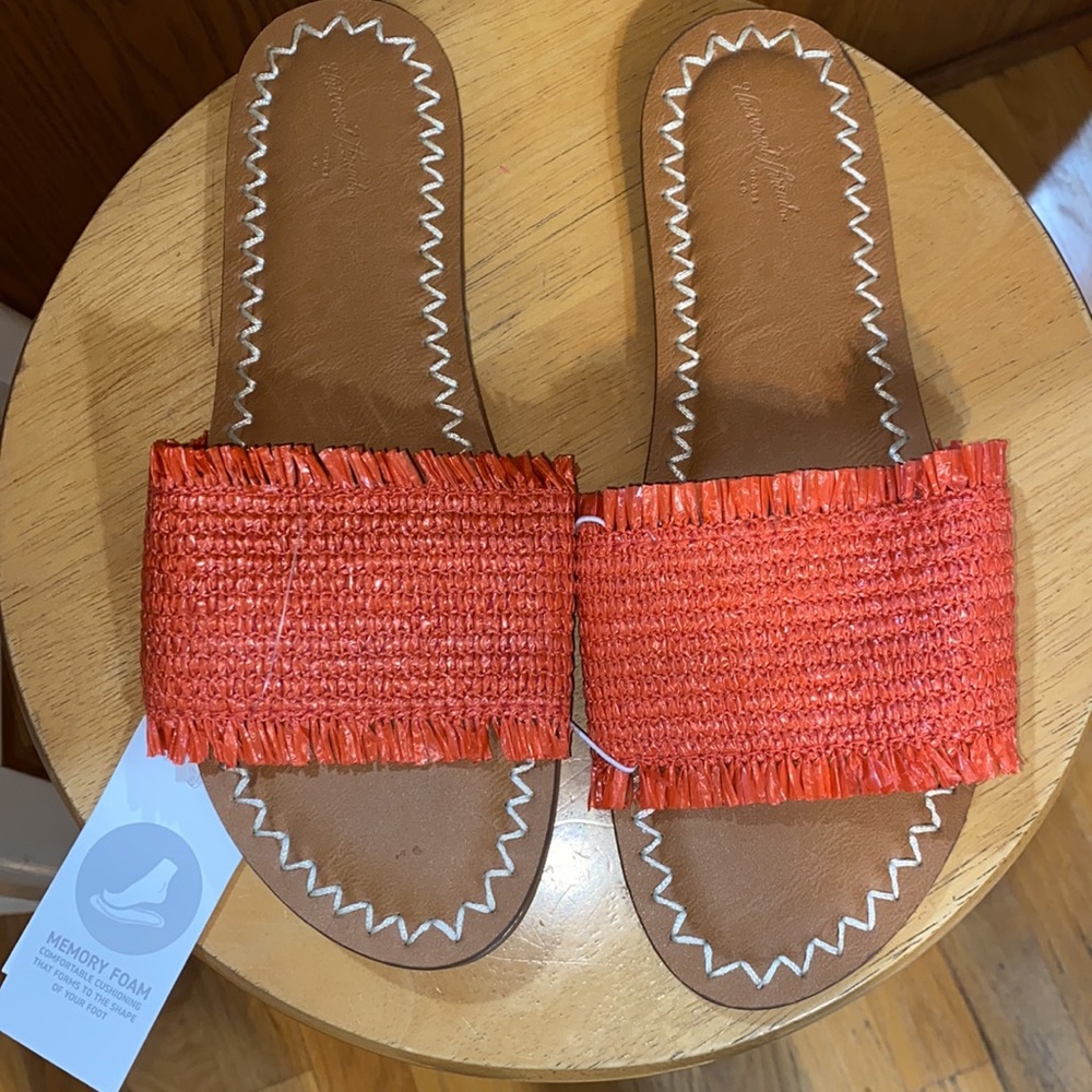 NEW UNIVERSAL THREAD SANDALS